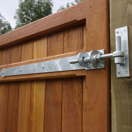 Tate fencing 2 way adjustable hinges, installed on a pair of our gates